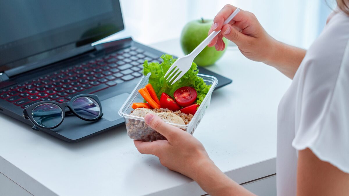 Menu Sehat untuk Tetap Enerjik Saat Bekerja di Depan Komputer